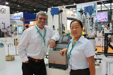 Ken MacKenzie (Int. Sales Manager of Huber K&auml;ltemaschinenbau)and Shufeng Chen (Managing Director of SMS Instruments) at CPhi China